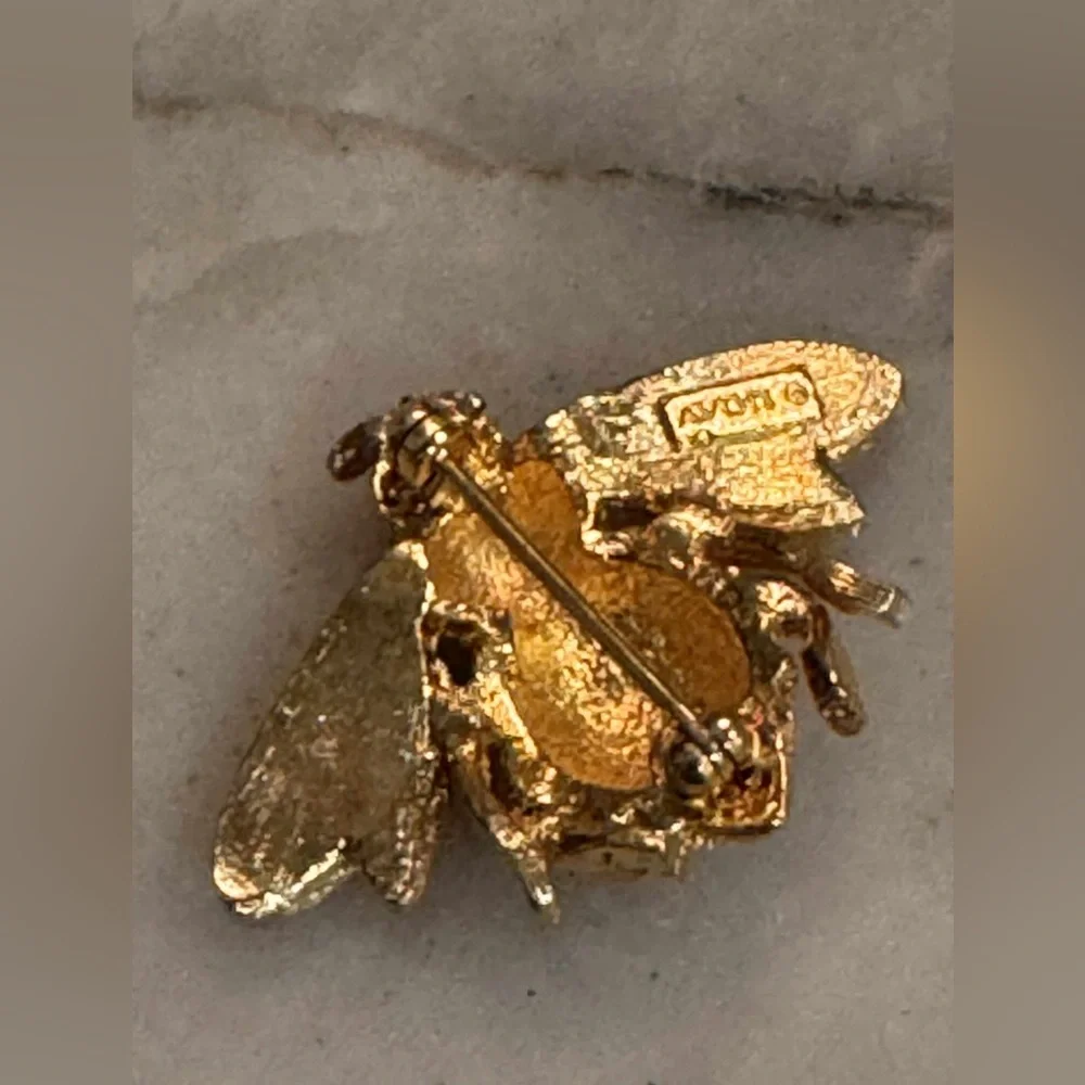 Vintage 1975 AVON signed Gold bee pendant & black stone ring size 4